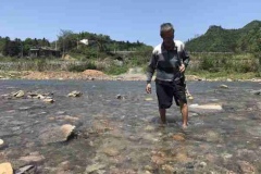 10楠木铺-马底驿：五里山附近，淌水过河的村民