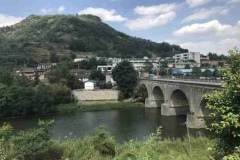 32马龙-马过河：这座石桥是当年滇黔公路的要塞，1933年竣工