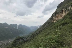 24黄果树-关岭：左为关索岭，右为鸡公背，周西成当年就战死在这片峡谷